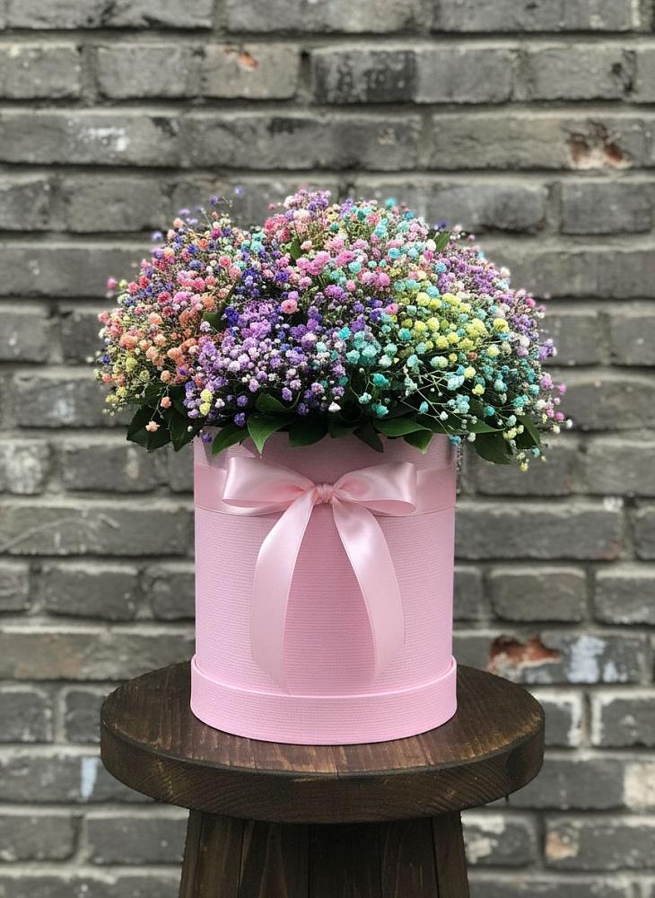 Цветочная композиция из Гипсофила и Розы в шляпной коробке в Посевной