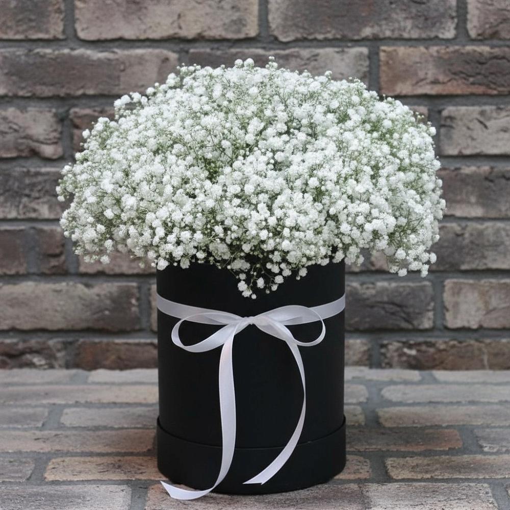 Цветочная композиция из Гипсофила в шляпной коробке в Посевной