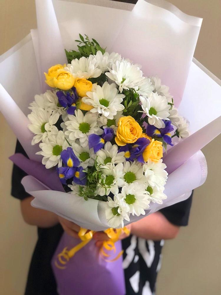 Букет цветов из: Ирисы, Хризантемы и Розы в Посевной