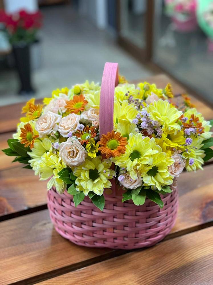 Цветочная композиция из Хризантемы и Розы в корзине в Посевной