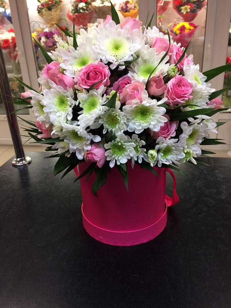 Цветочная композиция из Розы и Хризантемы в шляпной коробке в Посевной