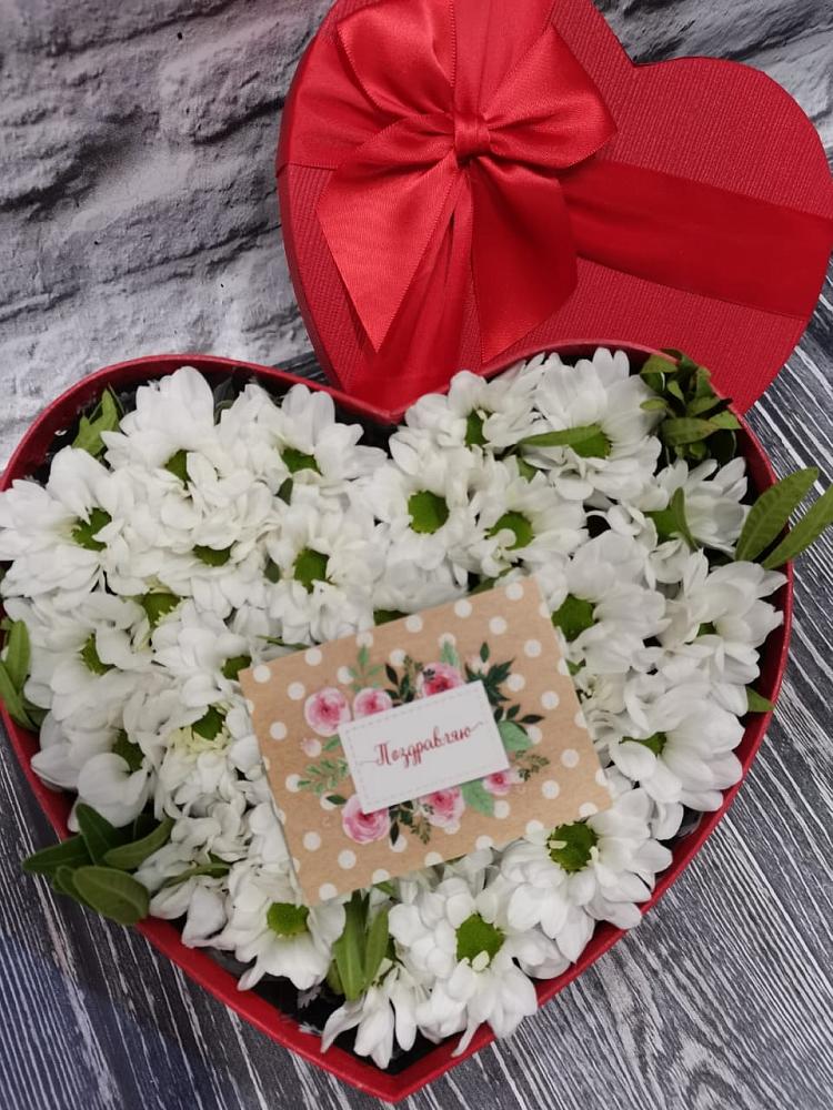 Цветочная композиция из Хризантемы в виде сердца в Посевной