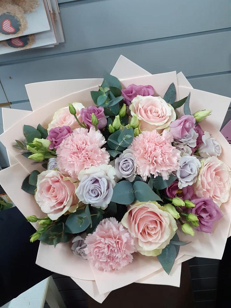 Букет цветов из: Розы, Гвоздики и Лизиантусы в Посевной